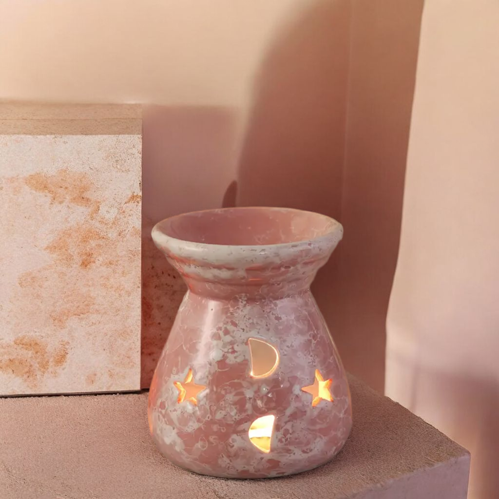 Kominek ceramiczny zapachowy różowy marmur – aranżacja z zapaloną świeczką tealight.