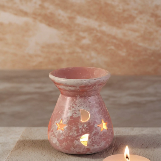 Kominek ceramiczny zapachowy różowy marmur – aranżacja z zapaloną świeczką tealight.