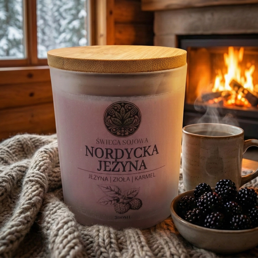 Naturalna świeca o zapachu dzikiej jeżyny i malin w eleganckim szkle.